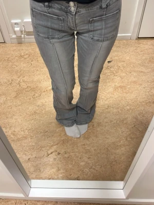  bootcut jeans från Gina tricot  - Säljer dessa då dem är lite för stora vid midjan. Dessa är i storlek 164. 