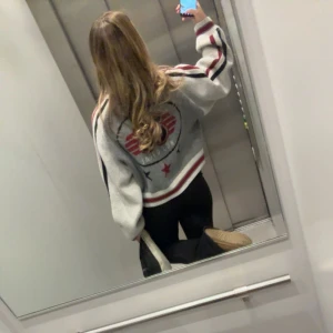 Grå stickad tröja Jaded London - Säljer min kofta från jaded London! Använd fåtal gånger så inte i dåligt skick! 