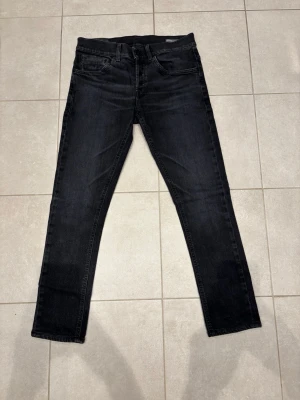 Svarta skinny fit jeans från Dondup - Säljer nu mina Snygga svarta skinny fit jeans från Dondup då dom är försmå för mig. Storlek 30. Priset är inte hugget i sten. Hör av er vid frågor och funderingar!