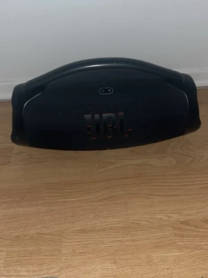 JBL Boombox 3 bärbar högtalare svart - Stor och kraftfull JBL Boombox 3 bärbar högtalare i svart med robust handtag och mesh-tyg. Utrustad med USB-port, AUX-ingång och laddningskontakt. Perfekt för att ta med sig musiken överallt tack vare det tåliga materialet och den ikoniska designen. Använd litegrann och små skrapor som är synliga i bilderna. Pris kan disktuteras !!