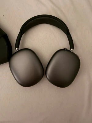 Apple AirPods Max Svarta hörlurar - Tillkommer med laddare, en extra öronkudde, kartong och kvitto finnsSnygga och moderna Apple AirPods Max i svart med stilren design. Over-ear-modell med mjuka öronkuddar i mesh och metallbåge för extra komfort. Perfekta för musik, gaming eller film med grym ljudkvalitet och aktiv brusreducering.