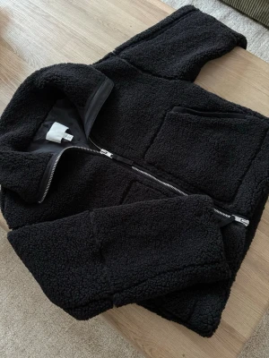 Pile jacka - Populär jacka från h&m, inköpt för 3 år sedan men har bara legat i min garderob. Den är alltså inte använd en enda gång, som ny!