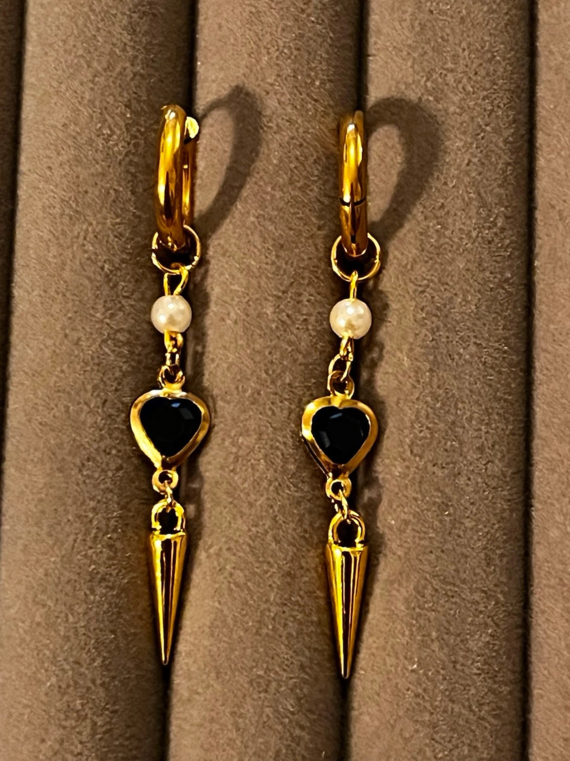Guldörhängen med pärla och svart hjärta