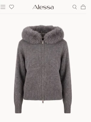 Alessa jacket - vår jacka - Snygg o häftig jacka från varumärket Alessa! Den är endast använd två gånger (dvs därför i nyskick). Nypris är 2000kr, men jag säljer min för 800kr! Jackan är perfekt nu till både sen vinter o vår! Jackan är i stl M, men skulle säga dom är rätt små i storlekarna så passar bättre xs-S. Priset kan diskuteras vid snabb affär💗💗