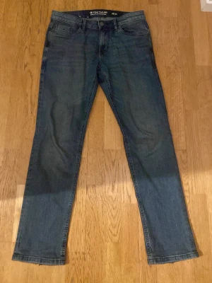 Tom Tailor jeans  - Säljer ett par klassiska blå jeans från Tom Tailor, modell TTMarvin Straight. Storleken är W30 L32. Pris kan diskuteras!