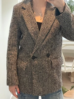 Rutig Kavaj  - HM kavaj i bra skick. Snygg med fickor, de är inte uppsprätta än. Lite Baggy modell men det går att knäppa en knapp. Säg till om du vill ha fler bilder eller vill diskutera pris💕