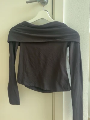 Svart/grå offshoulder tröja  - Super fin offshoulder tröja ifrån H&M. Sitter tajt vid midjan. Använd ca 3 gånger. 