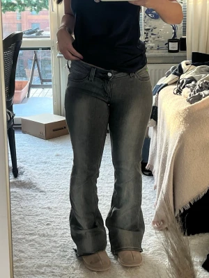 Grå bootcut cheap Monday jeans - Säljer dessa cheap moday jeans, då de inte kommer till användning längre. Ska tilläggas att de är lite slitna längst ned på benen och lite på den gröna lappen så dem ser inte helt nya ut därav priset😌storlek 28/30. Kan gå ner i pris💞