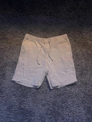 Beige shorts med snörning från H&M - Snygga beige shorts från H&M i storlek Xs, säljs för 100kr!