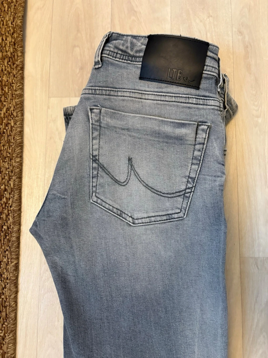 Grå bootcut jeans - 2