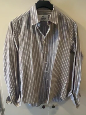 Beige vit linneskjorta - Säljer en vit beige linneskjorta från skagenclothing. Köpt för 1000 och är använd 1 gång. Storlek xs. Skriv vid frågor eller liknande!