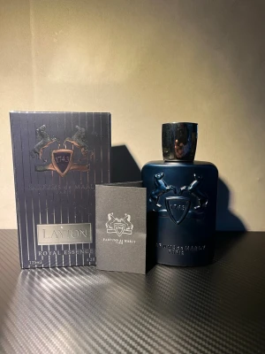 Parfums de Marly Layton EdP 125ml - Hej, säljer en Parfume de Marly. Den är helt ny bara öppnad för att ta bilder. Flaska 125ml. Ny pris på kicks 3500. Så bra parfyme till bra pris