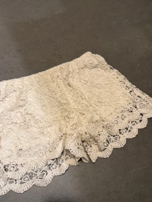 Vita spetsshorts - Så fina shorts från Ellos i strl S/36🩷