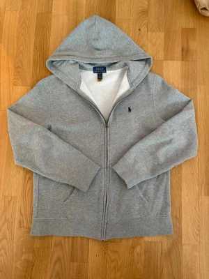 Ralph Lauren zip hoodie - Ralph Lauren zip hoodie i bra skick. Storlek 18-20.