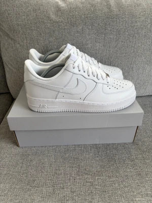 Nike Air Force 1 - Hej! Säljer mina Nike air Force 1 i vit färg. Helt nya med original box samt kvitto. Nypris 1499, mitt pris 799kr. Vill bli av med dom.