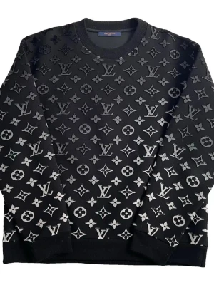 Svart Louis Vuitton monogramtröja - Snygg svart tröja från Louis Vuitton med ikoniskt monogrammönster i grått över hela plagget. Rund halsringning och ribbade muddar vid ärmslut och nederkant. Perfekt för dig som vill sticka ut med en lyxig och trendig look.