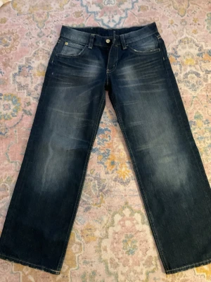 Mörkblåa cheap monday jeans  - Säljer ett par mörkblåa cheap monday jeans i modellen messy, de är använda 2 gånger och slitningarna längstner är till för att vara där ❤️👩‍❤️‍💋‍👩