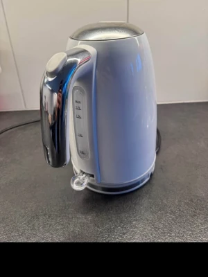 Vit Champion vattenkokare - Säljer en vattenkokare i vitt med kromfärgat handtag och lock. Rymmer upp till 1,7 liter