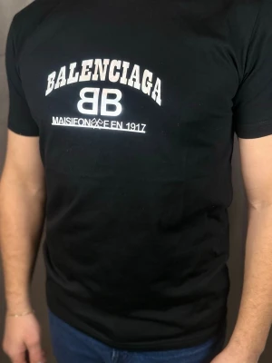 Svart  t-shirt med tryck - Snygg svart t-shirt . Klassisk passform och rund halsringning. Perfekt för dig som gillar streetwear och vill ha en stilren look.