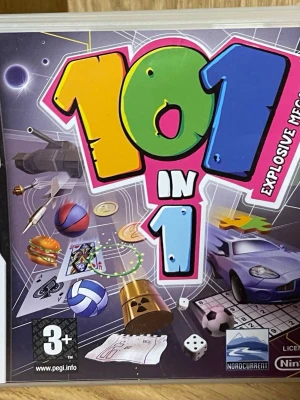 101 in 1 Explosive Megamix Nintendo DS Spel  - 101 in 1 Explosive Megamix är ett färgglatt och varierat spel till Nintendo DS där du kan spela över 100 olika minispel. Omslaget har en mix av sport, bilar och pusselmotiv. Perfekt för dig som gillar snabba utmaningar och vill ha många spel i ett.