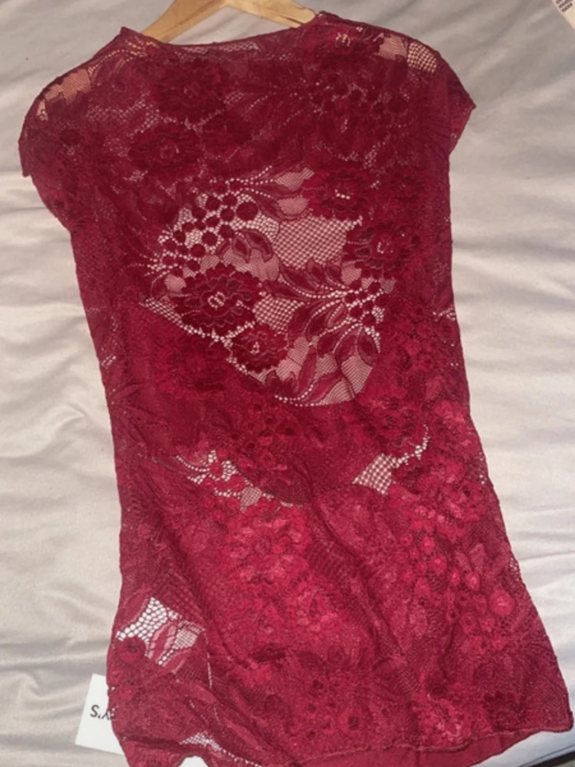 Vinröd topp med spets och cut-outs - 2