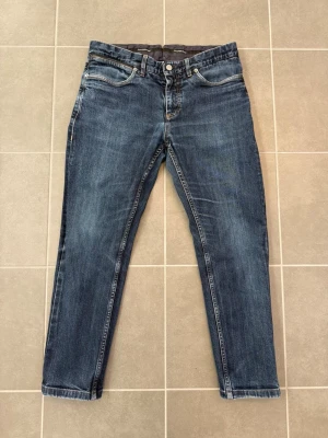 Blå raka jeans från Ermenegildo Zegna - Snygga blå jeans från Ermenegildo Zegna med klassisk femficksmodell och raka ben. Jeansen har en lätt tvättad look och silverfärgade nitar. Perfekta för en avslappnad och stilren outfit. Storlek 31x26