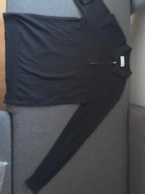 Svart stickad tröja med dragkedja - Säljer en svart stickad tröja från Selected med lång ärm och krage. Passar mer S än M, skulle jag säga