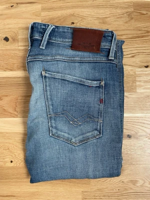 Replay Anbass👖 - Ett par riktigt snygga Replay Anbass med fet fade och färg. Storlek 33/34 med ett stretchigt material! Hör av dig vid funderingar🤙