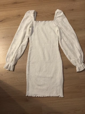 Studentklänning  - Säljer min superfina studentklänning, figursydd med otroliga ärmar💘 Från bubbleroom i st S. Skriv för fler bilder💕