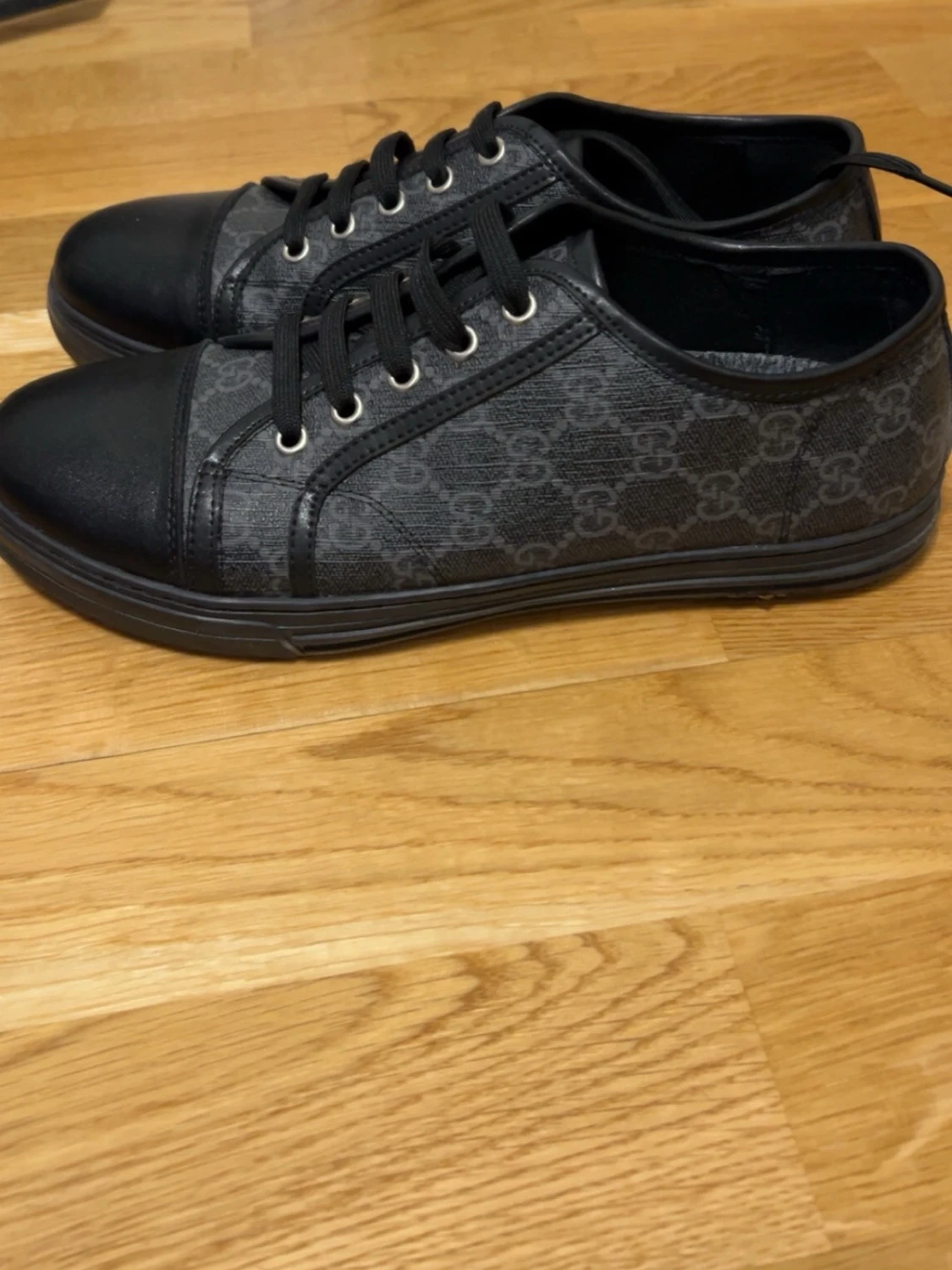 Svarta sneakers från Gucci med GG-mönster