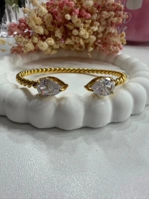 18k guldpläterat armband  - Elegant armband i rostfritt stål med 18k guldplätering  Justerbar passform  Vattentåligt & allergivänligt