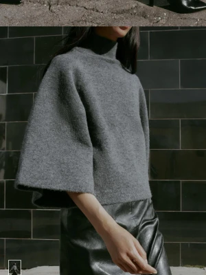 Polo tröja med vida ärmar Zara  - Säljer en stilren grå stickad tröja med hög hals och vida, trekvartsärmar. Så otroligt snygg ger lite cape känsla. Älskar den men har dubbla då jag fick i present. Helt ny!!❤️