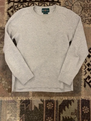 Grå ull tröja - Är 175 på bilden. Var ett hål i armbågen som jag lagade, syns på bild 5