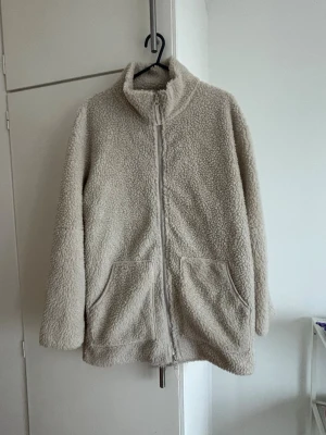 Beige teddyjacka S - Oanvänd teddyjacka i strl S