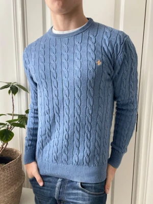 Morris tröja kabbelstickad  - Morris tröja kabbelstickad, Inga defekter! Modellen i bilderna är 180 cm 75 kg och bär Storlek L, Kom med frågor! 🌟som passar perfekt 💯 (Kan gå ned i pris vid köp av paket 😉) 