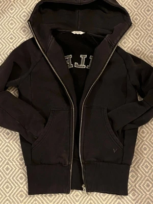 Vailent hoodie - En schysstare hoodie från märket vailent. Riktigt fet. Mycket bra skick. Stilen är Grisch/archive. Väldigt skön. Passar runt 160. Kontakta om intresse!!