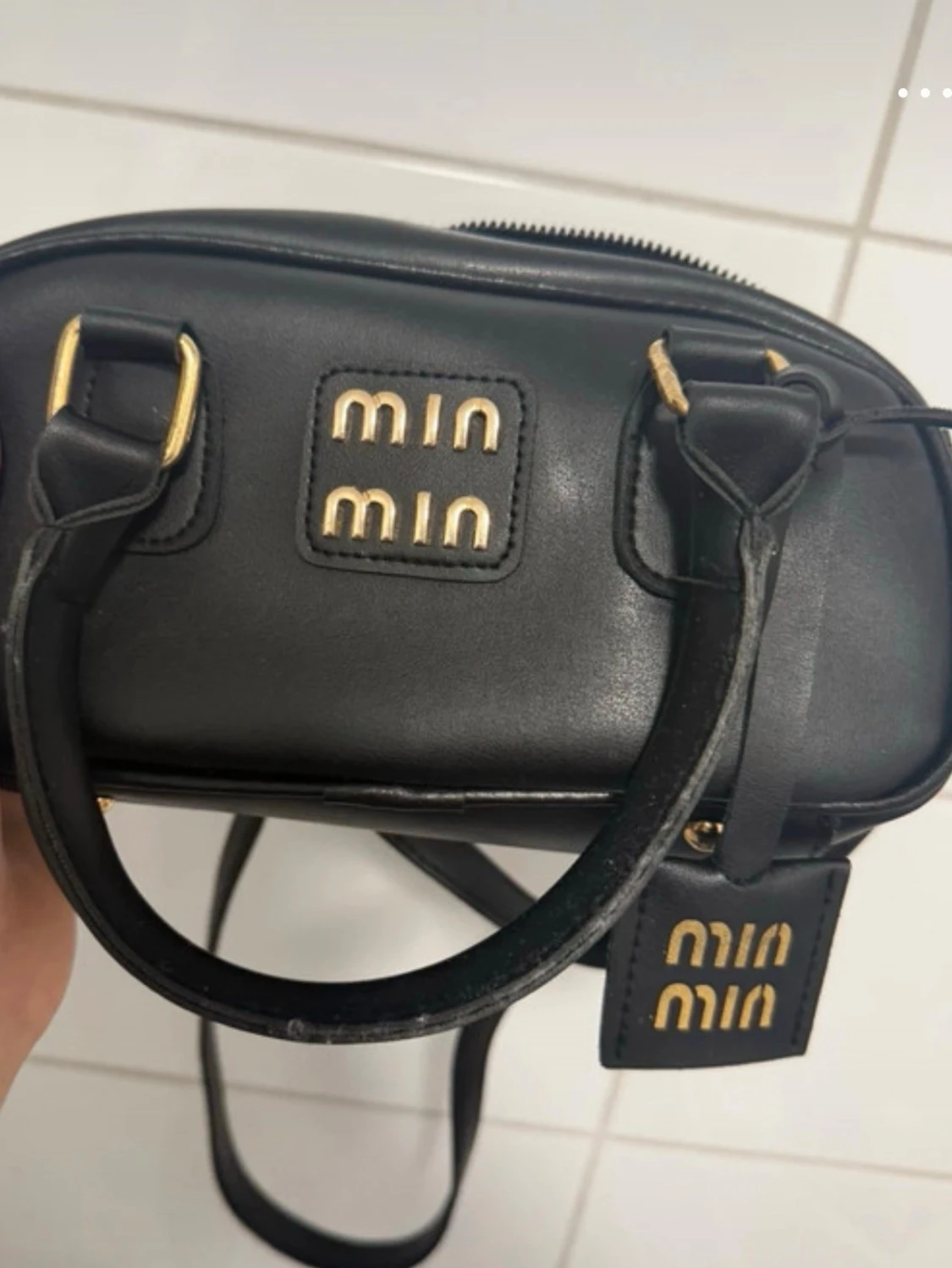 Svart handväska från Miu Miu