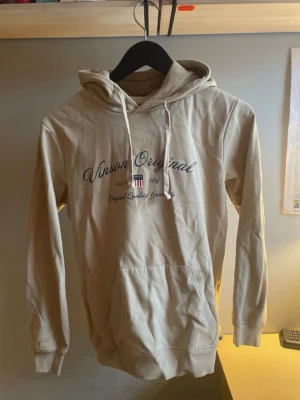 Beige hoodie - Storlek M men tycker personligen att den sitter som en S, skriv om man undrar något! 