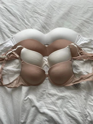 Push up och bandeubh från H&M - Använda fåtal gånger🤍 Push up bh-arna är i storlek 75A medan bandeubh-arna är i 34