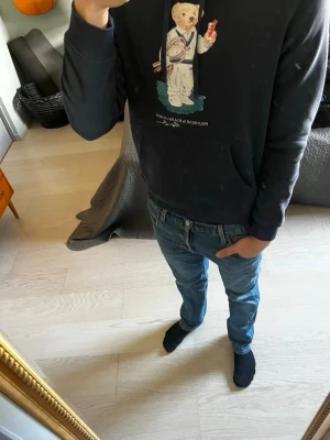 Mörkblå hoodie Polo Bear Ralph Lauren - Säljer denna snygga mörkblå hoodien från Polo Ralph Lauren, storlek M men sitter som S. Pyttelitet hål vid ärmen, syns på sista bilden!