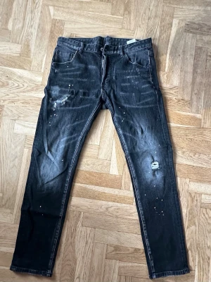 DSQUARED 2 JEANS - Säljer ett par Dsquared 2 jeans, storlek 48 motsvarar ungefär 31/32