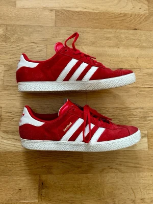 Röda Adidas Gazelle 38 2/3 - I mycket bra skick!