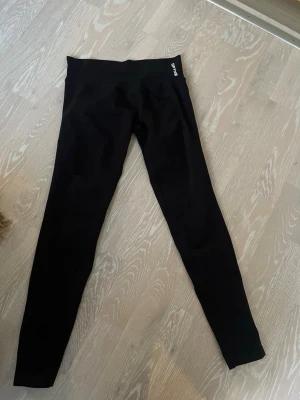 Svarta Impact leggings från DFYNE - Snygga svarta Impact leggings från DFYNE i färgen Midnight Black. Helt nya och oanvända, säljer pågrund av att de är försmå.