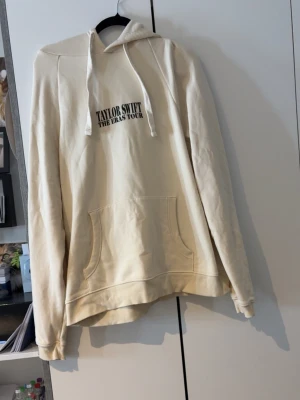 Beige hoodie Taylor Swift Eras Tour - Köpte för 500 kr, bara testad.