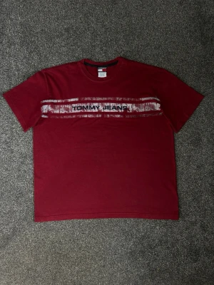 T-shirt Tommy Jeans  - T-shirt Tommy Jeans i röd färg storlek L  A114