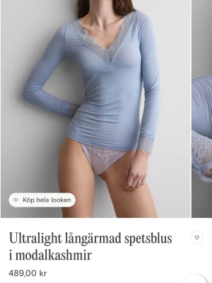 Ljusblå långärmad intimisimi tröja med spets  - Supersnygg ljusblå blus med lång ärm och v-ringning dekorerad med spetsdetaljer. Tillverkad i mjukt material, modalkashmir, storlek S. 