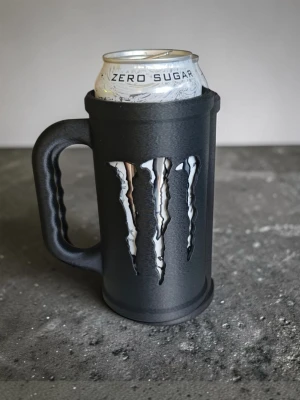 Svart burkhållare till Monster  - Säljer en svart burkhållare med handtag till Monster Energy. 