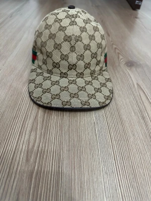 Beige keps med GG-mönster från Gucci - Använd 4-5 gånger men i mycket bra skick, priset kan diskuteras vid snabb affär