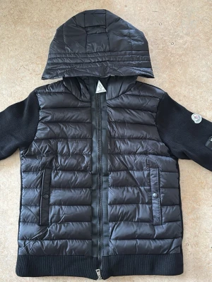 Moncler Cardigan - Säljer en Moncler cardigan i nyskick. Med NFC