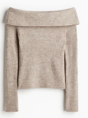 Beige off Shoulder tröja från H&M!! - Trendig beige ribbstickad tröja med bred off shoulder-krage och långa ärmar. Tillverkad i mjukt, stretchigt material som ger en snygg passform. Säljer eftersom tröjan inte kommit till användning. 